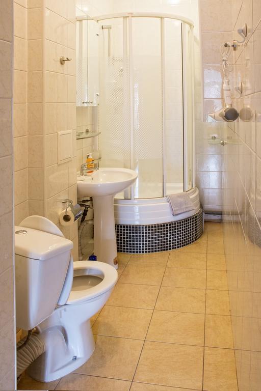 Kyiv Apartment In The City Center On Turgenevskaya Street Buitenkant foto