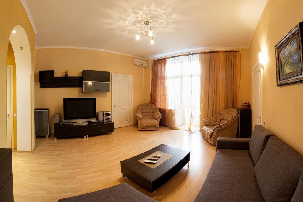 Kyiv Apartment In The City Center On Turgenevskaya Street Buitenkant foto